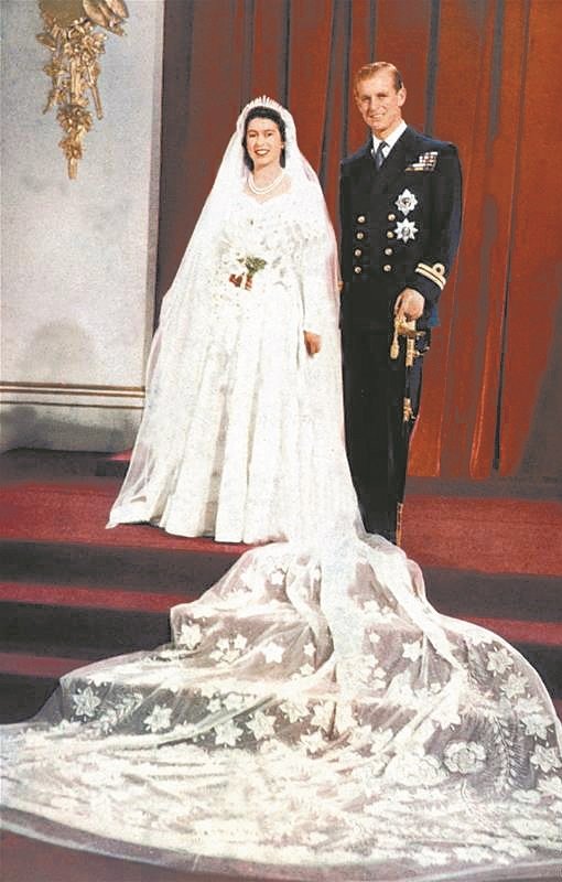 伊丽莎白二世和菲利普在1947年结婚，当时的伊丽莎白二世21岁，还是一位英国公主，未登基成为女王。两人在西敏寺完成婚礼后，回到白金汉宫拍摄官方结婚照。