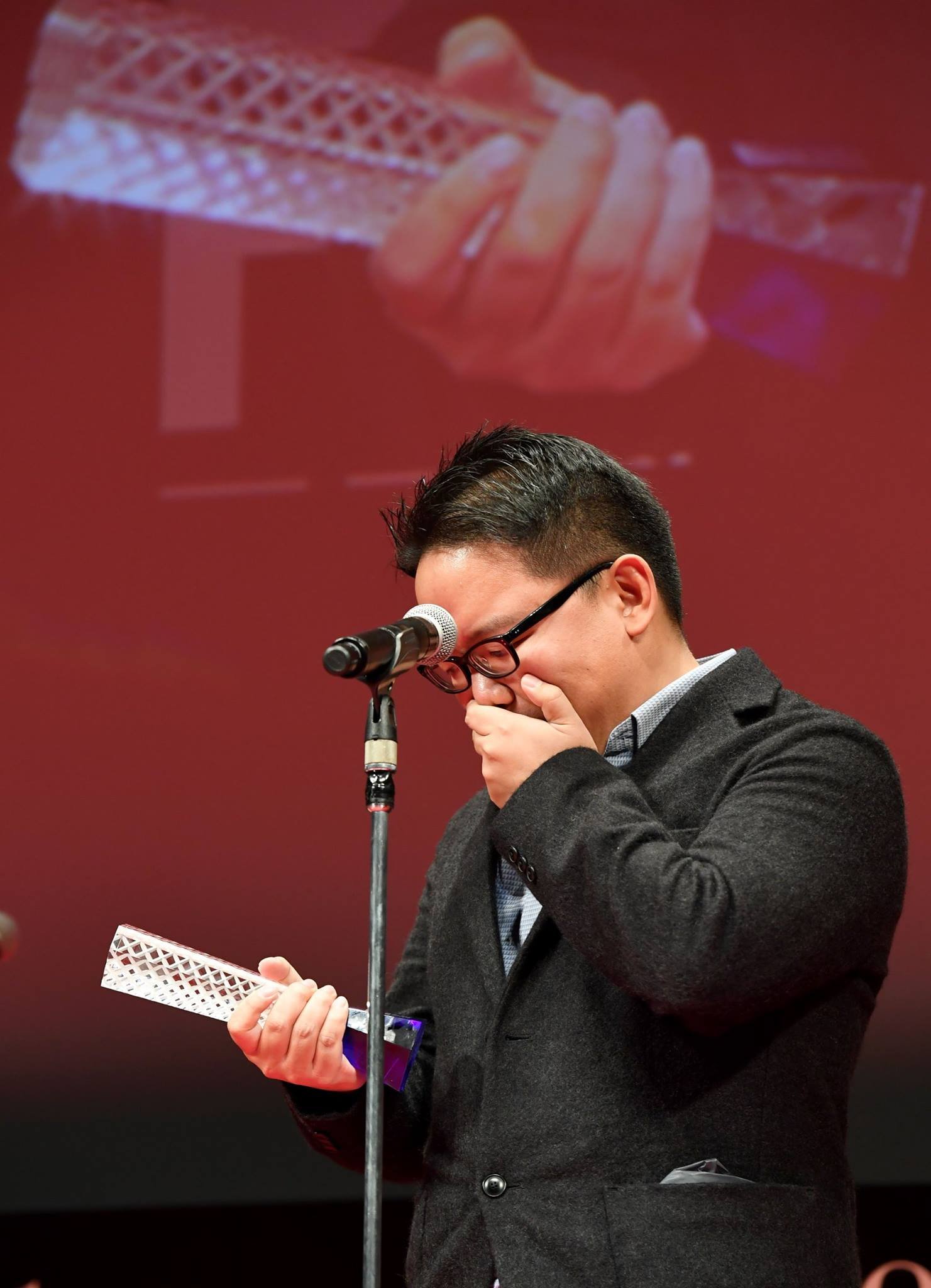 在世界华人导演圈里，只有3个华人拿过东京影展“主竞赛—最佳导演”，香港导演严浩与中国导演吴天明，二十多年以后，第三个就是杨毅恒。
