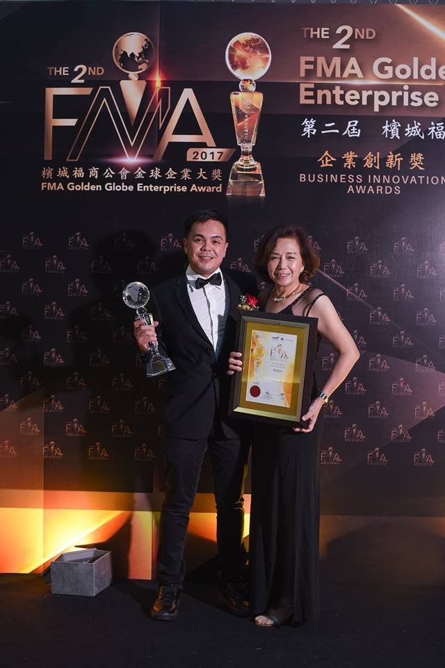 杨瀚超（左起）与母亲李碧华，荣获槟城福商公会金球企业大奖“企业创新奖”荣誉