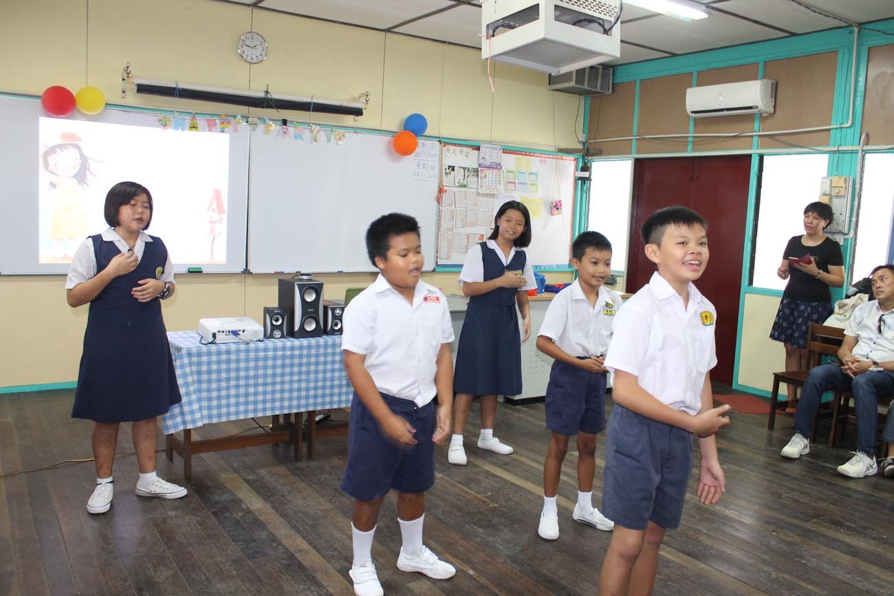 萧顺洋（前）是学校的“老大哥”，引领学生舞蹈表演《感谢》。