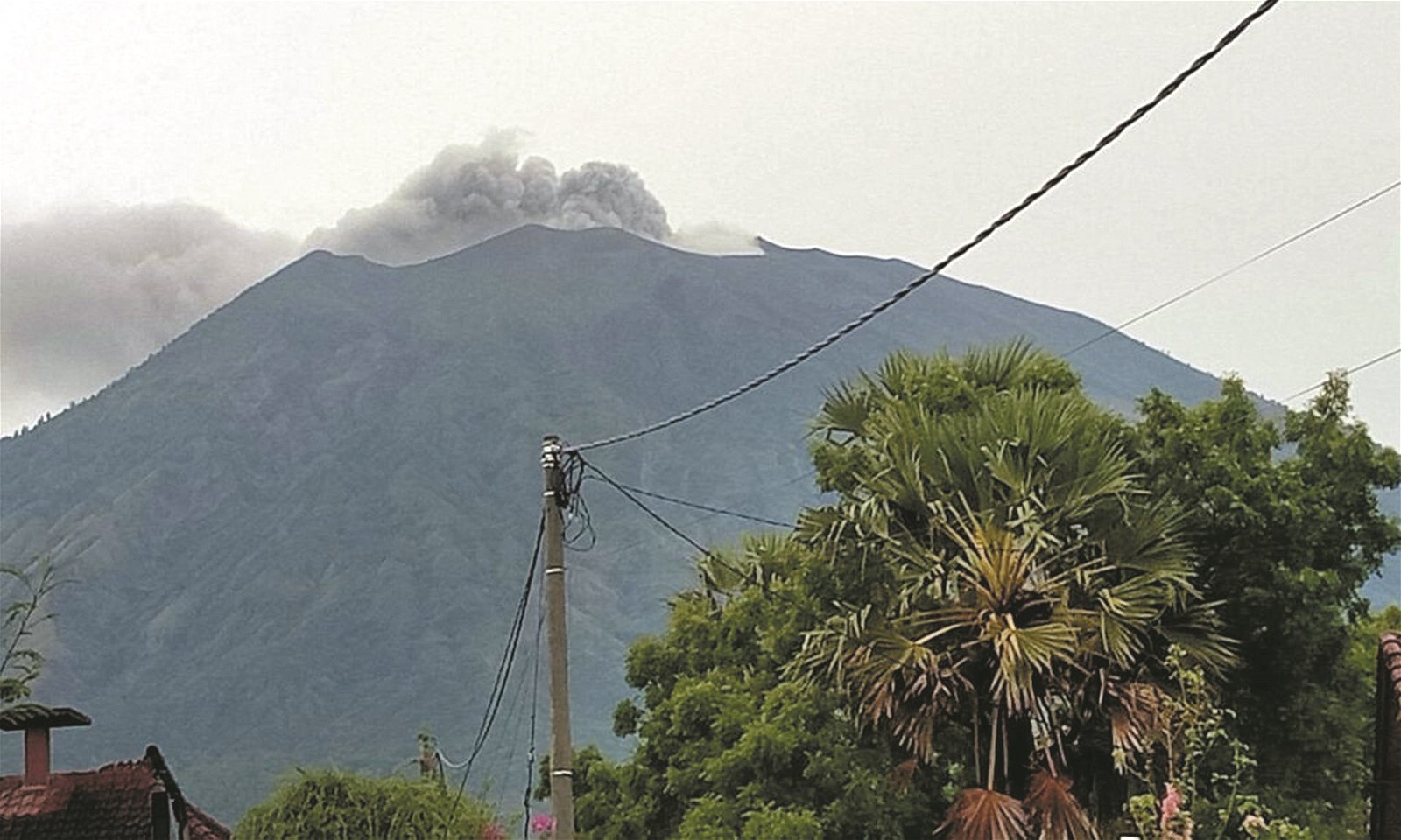 阿贡火山50多年来首度喷发，于周二傍晚喷出的火山灰高达700公尺。