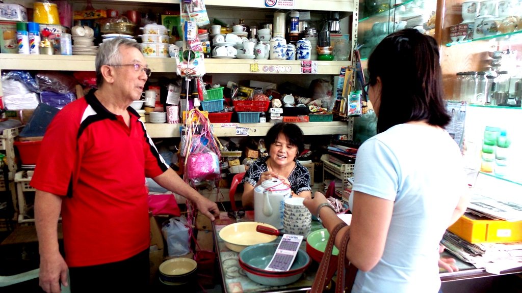 郑振南（左起）和黄月香招呼前来光顾的顾客，顺便聊起往事。
