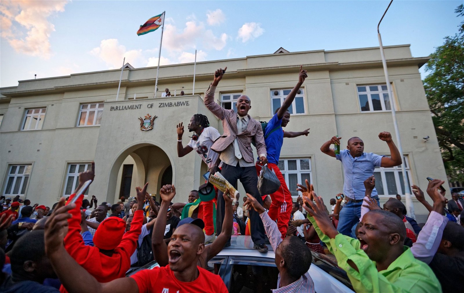 津巴布韦举国欢庆政权交替的一刻。