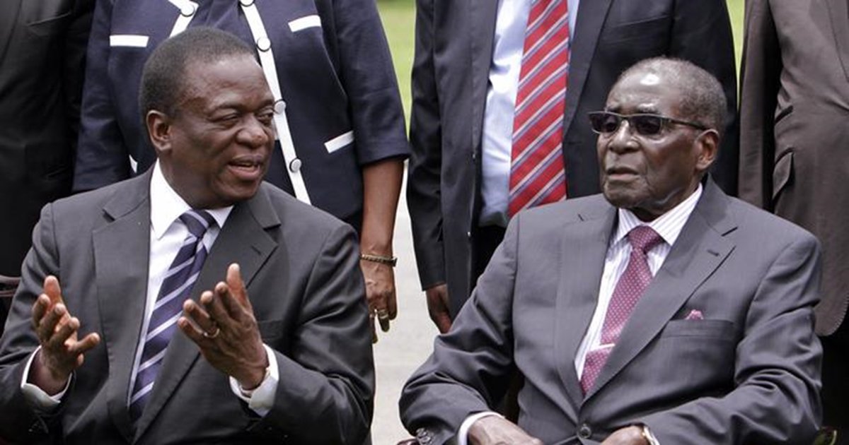 左为接任津巴布韦总统一职的姆南加古瓦，右为穆加贝。