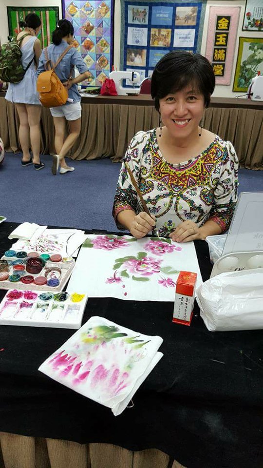 李瑞媚于2 016年3月开始加入马来西亚癌症协会（N CSM ） 的水墨画班，在班上认识了很多新朋友，学画画给了她莫大快乐。