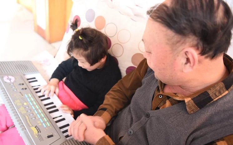 一架小小的电子琴，是赵怡琳生活里不可或缺的“玩具”。