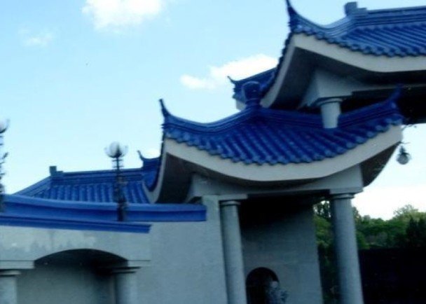穆加贝豪宅据报价值4109万令吉，屋顶采用中国风建设，蓝色瓦片铺砌（小图），所以也被外界称为“蓝屋”。