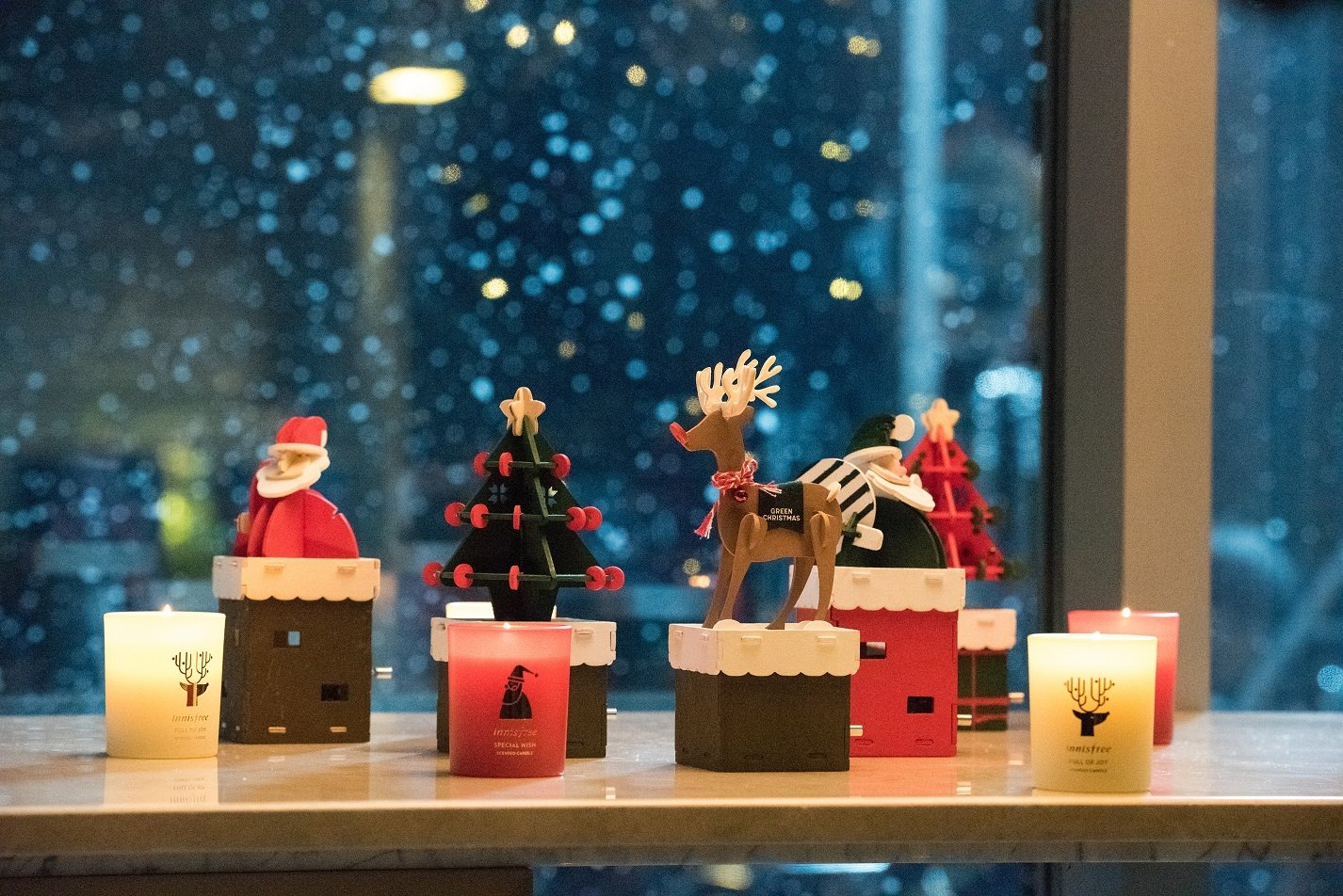 2016年的手作音乐盒组件由白桦木制成，圣诞老人、圣诞树和麋鹿3个款式的曲目皆不同，分别是《Jingle Bells》、《I Wish You A Merry Christmas》和《Joy To The World》，诚意十足，消费者的心很难不被打动。
