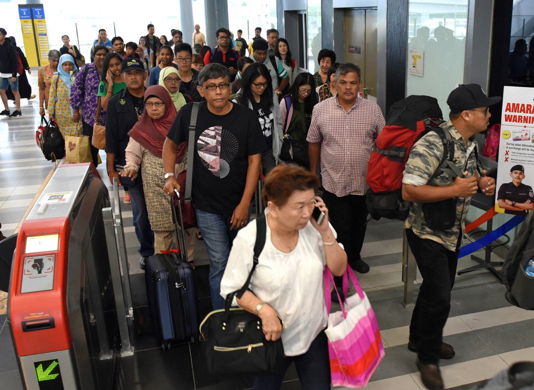 马来亚铁道公司安排双轨电动火车的搭客，以“团体过闸门”方式，免费搭乘捷运到吉隆坡中环，以继续路程。