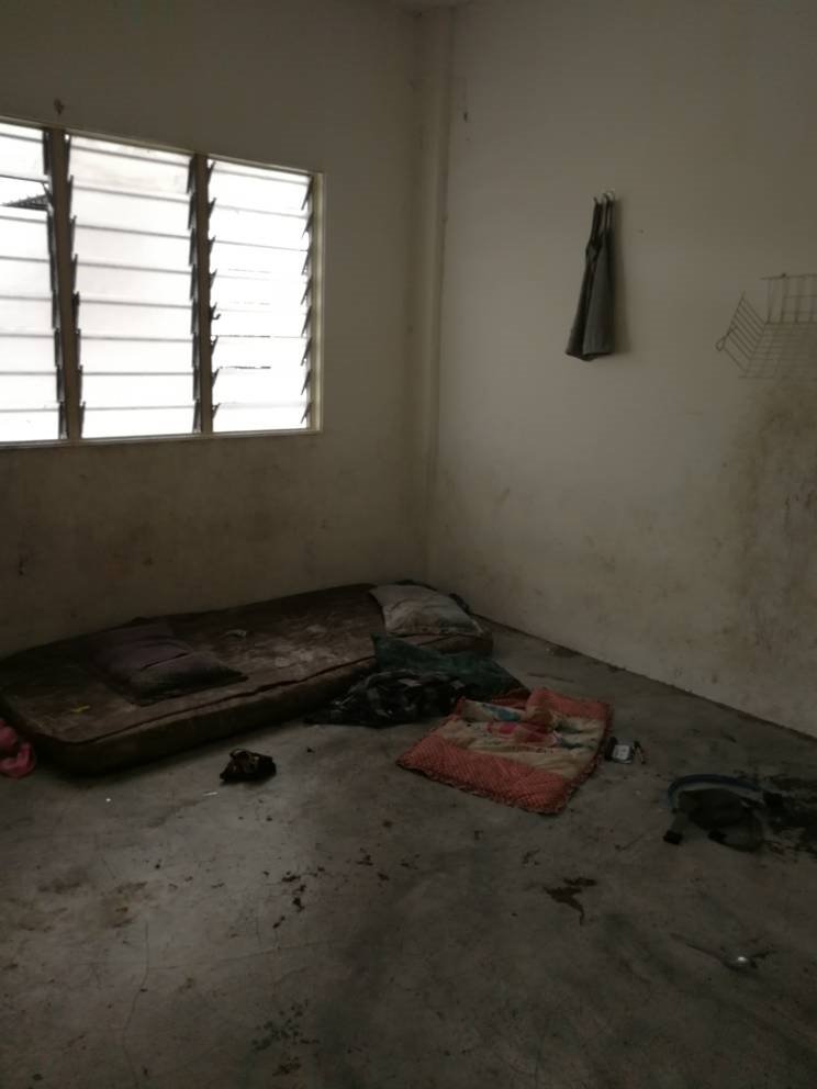 受访者的家里非常肮脏，只有几张破烂残旧的床褥，卫生状态惨不忍赌。
