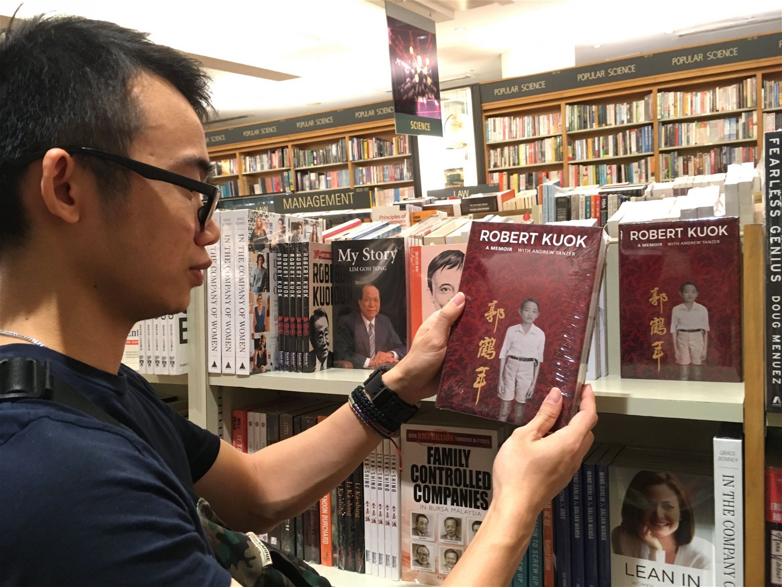 国内一些大型书店已经将《郭鹤年回忆录》上架。图为吉隆坡纪伊国屋书店。  -陈启新-