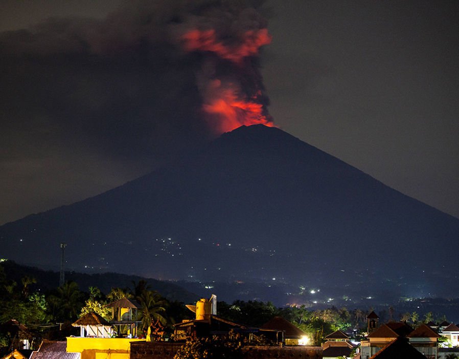 27日晚间的印尼巴厘岛阿贡火山