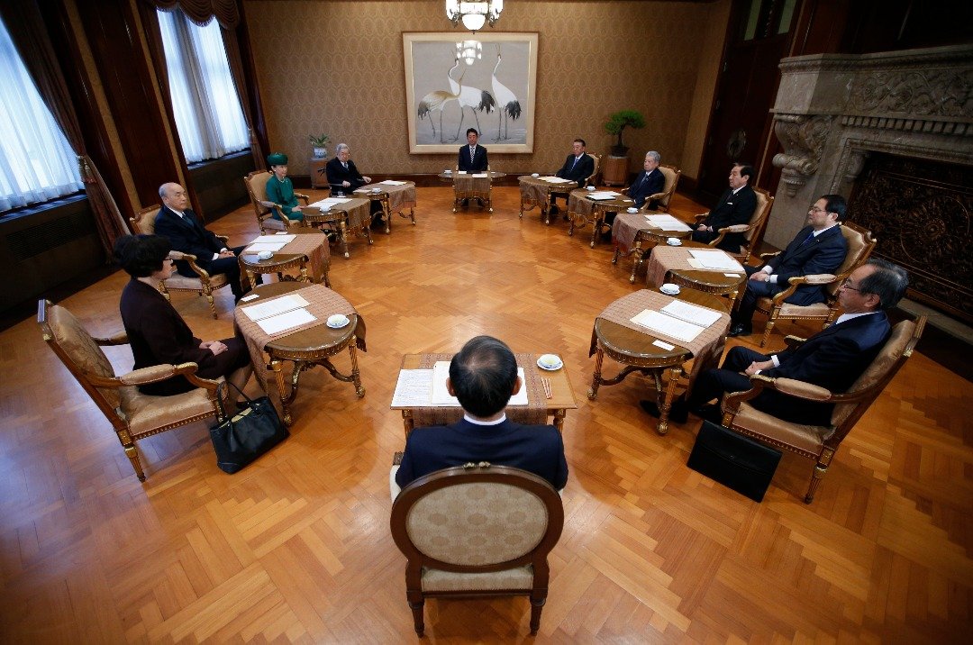日本政府周五在宫内厅召开皇室会议，由首相安倍晋三（上排中）担任会议主席。会议达成共识，将2019年4月30日定为天皇退位日。