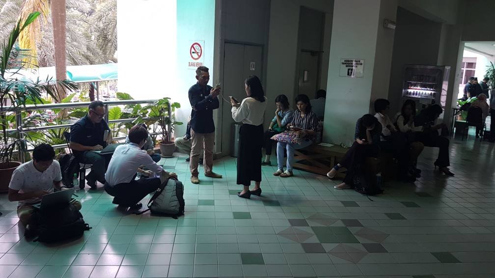 许多日本媒体也现身莎阿南法庭，由于许多外国媒体不得其门而入，只得席地而坐，在庭外等候。