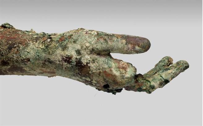 在安提基特拉沉船附近发现的铜断臂。