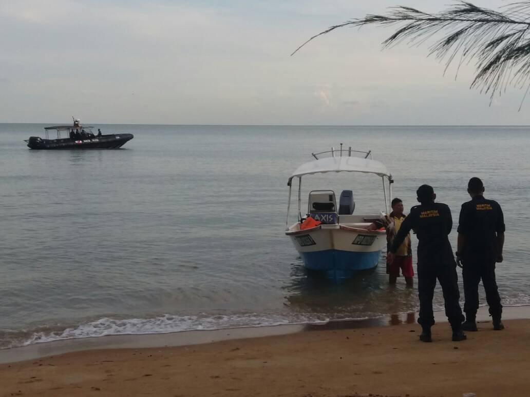 当局派出救生艇到现场展开援救工作。