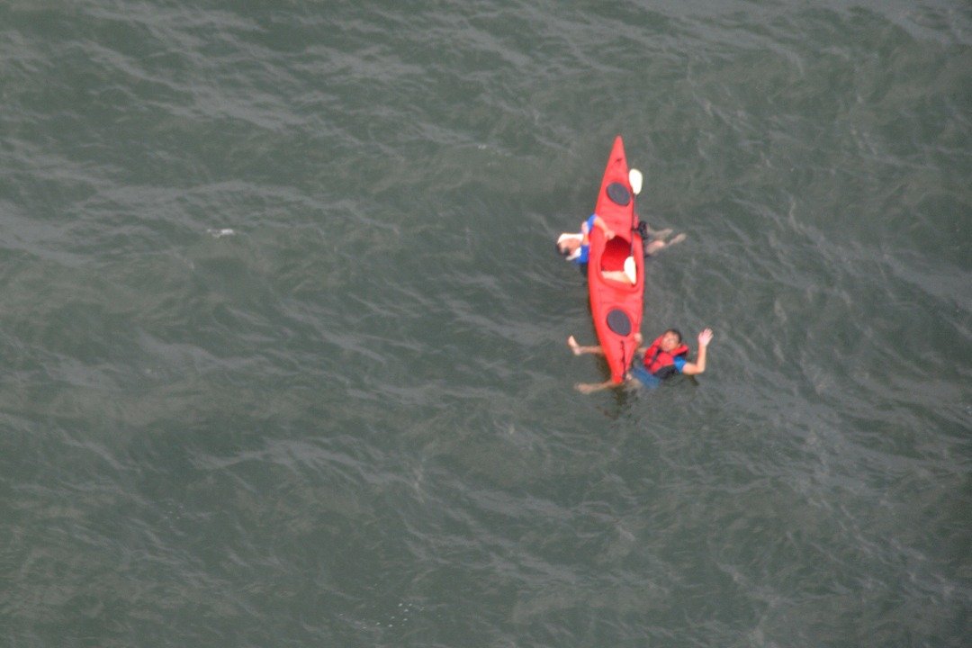 两名失踪者被发现捉著独木舟在海上漂浮。