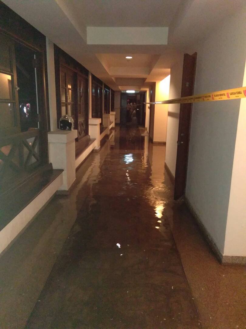 坍塌的天花板也破坏输水管系统，以致酒店走廊出现小积水。