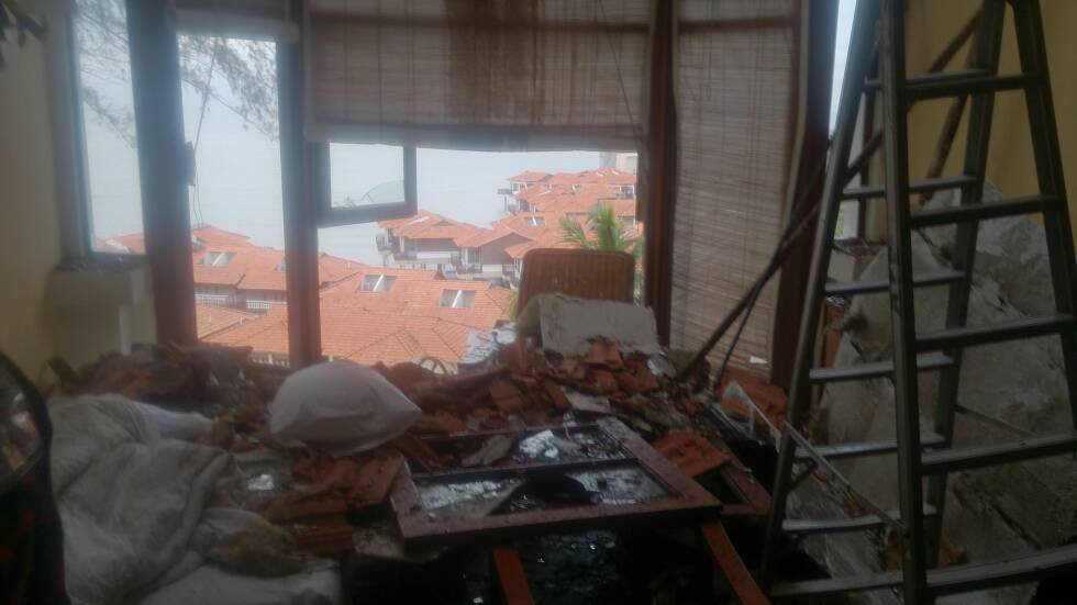 锌板与砖瓦击破天花板，把酒店客房的家具砸坏，场面骇人。