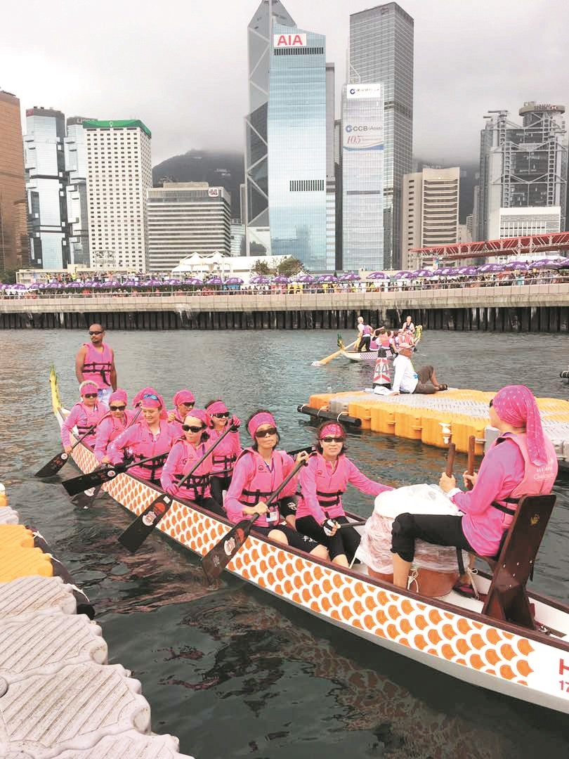 今年6月，蔡㚸蓓和团队“粉红挑战者”（Pink Challengers）参加了2017年香港划龙舟比赛。
