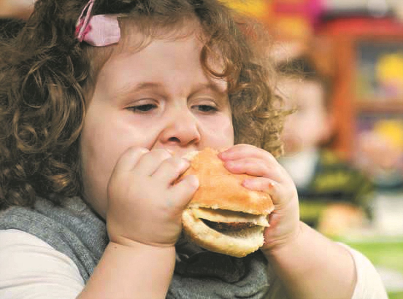 世卫报告对全球痴肥儿童人数敲响警钟，警告情况若不改善，到2022年全球儿童和青少年肥胖人数将超过中重度消瘦的人数。图为一名超重儿童大口吃著汉堡。
