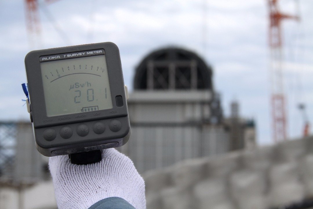 工作人员使用放射性计量仪，在3号机组附近测量辐射值，为每小时20.1毫西弗（mSv）。按照国际辐射防护组织（ICRP）的标准，侦测环境如果超过20微西弗，就是紧急状况。