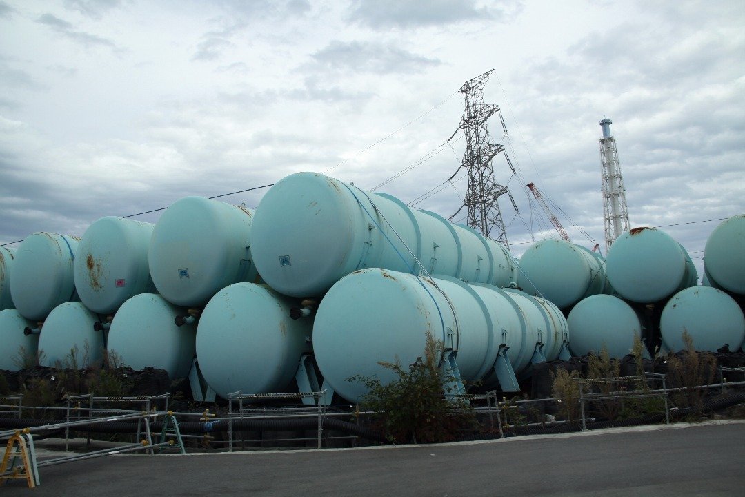 福岛第一核电厂受到重创，该厂持续以注水方式冷却1至3号机组，但这些受到污染的水，尽管透过净化设备除去放射性物质，但水中仍含有不能去除的放射性物质。这些辐射水已超过77万公吨，正储存在福岛核电厂内的580个巨型储水缸。