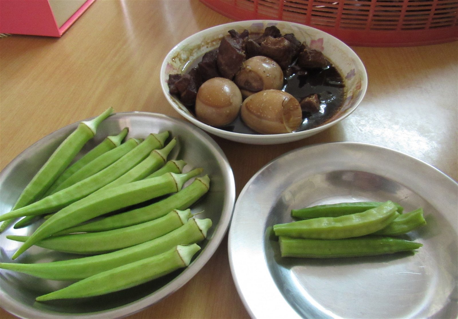 妻子黄金妹每天清蒸羊角豆给吴国宗 吃，希望可改善丈夫的病情。
