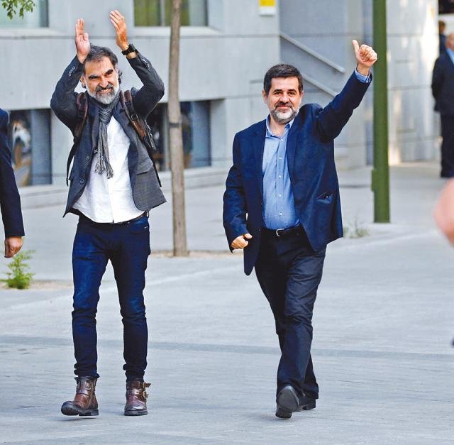 奎萨特（左）和桑切斯在马德里抵达法院出庭前，表现坦然自若。