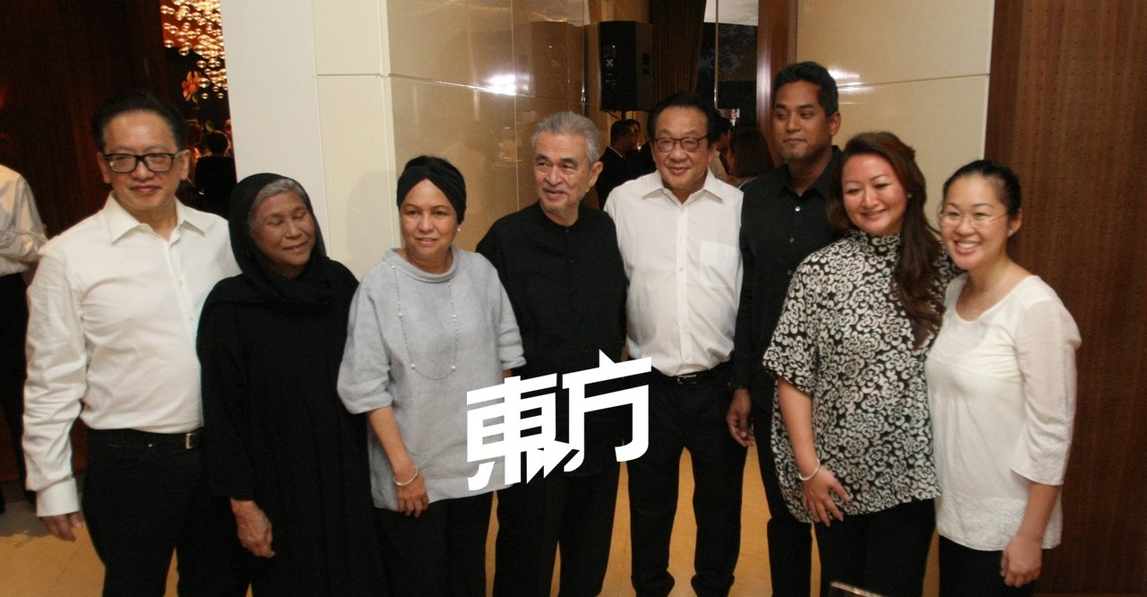 前首相阿都拉（左4）偕同妻女和女婿凯里（右4），慰问杨肃斌（右4）及杨肃宏（左）等。（摄影：伍信隆）