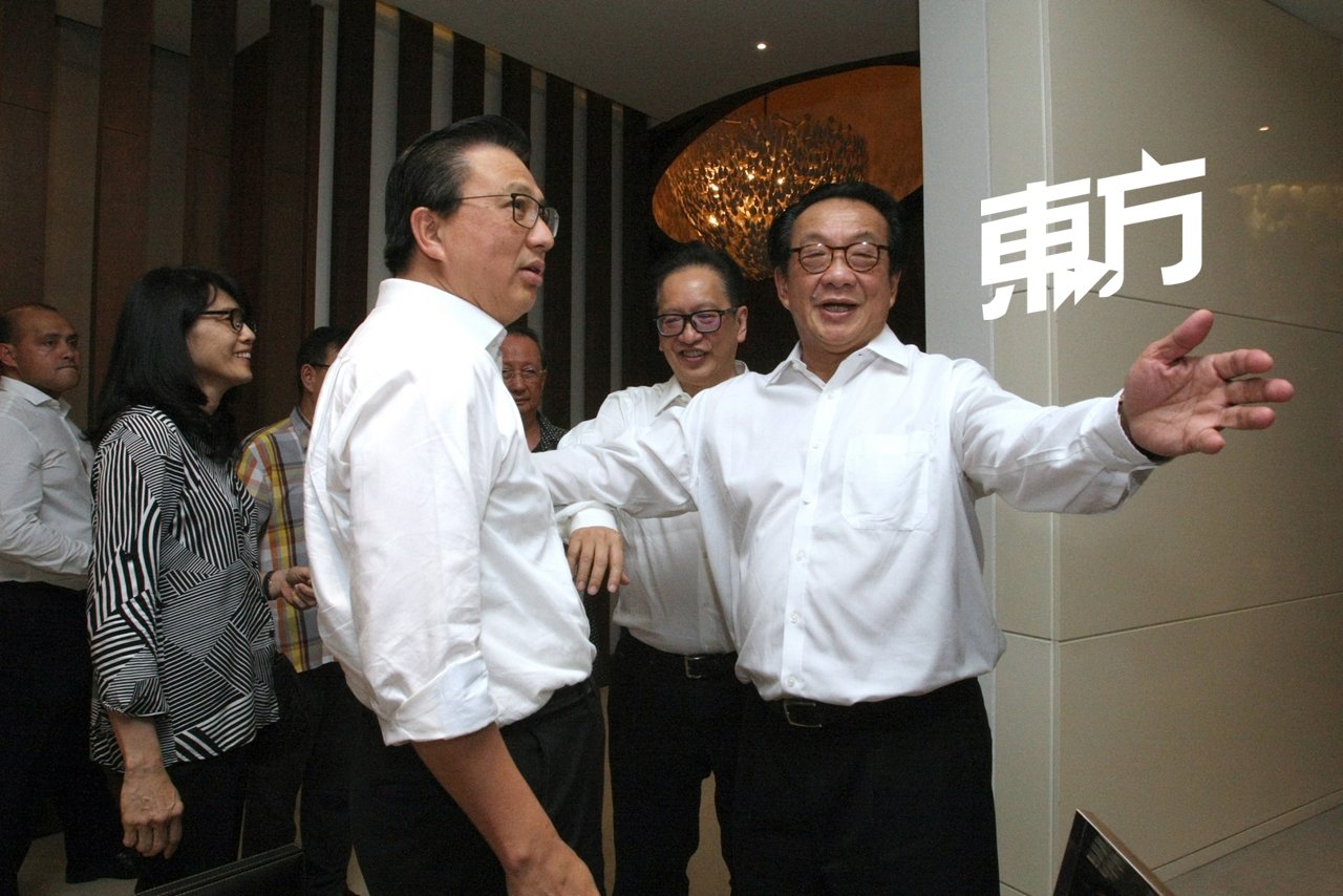 杨忠礼长子杨肃斌（右起）及三子杨肃宏接待前来凭吊的廖中莱（左2）及夫人李善如（左）。（摄影：伍信隆）