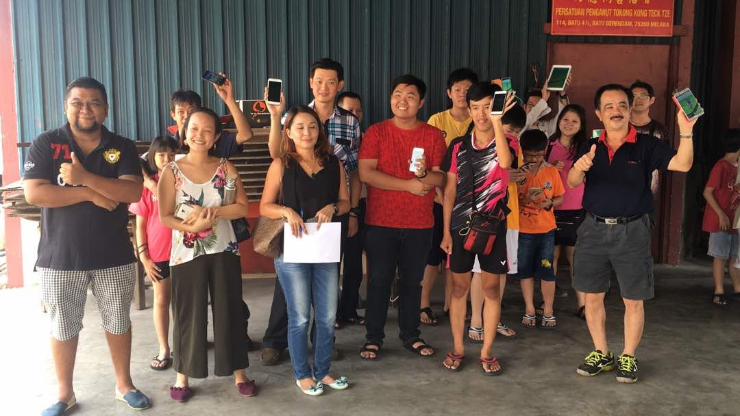 逾60位受邀的宝可梦Go玩家聚集在峇株安南功德祠，一起抓“神兽”超梦。