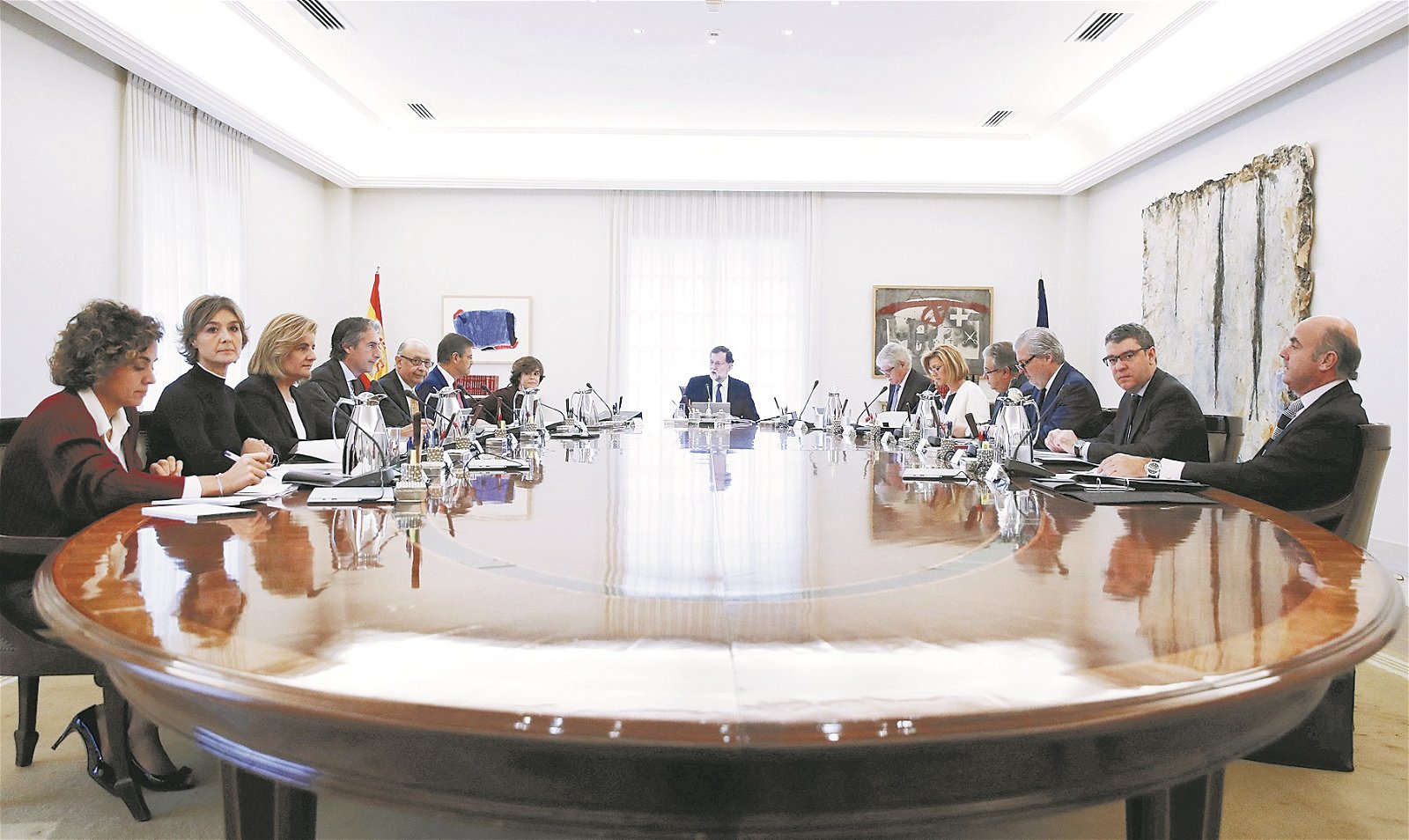 西班牙首相拉霍伊（中）周六上午在首相官邸召开紧急内阁会议，商讨启动宪法第155条，准备收回加泰罗尼亚自治权。