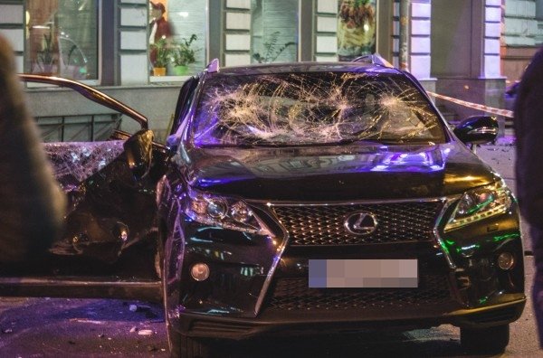 在强大的撞击下，札瑟娃的车受损严重。