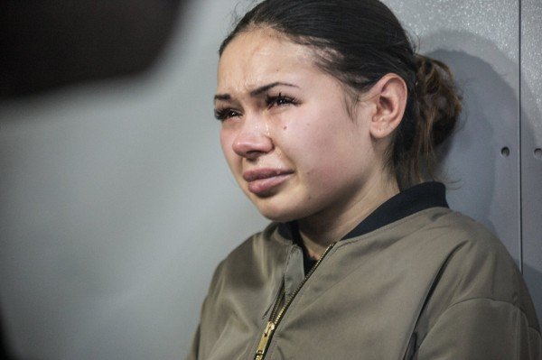 札瑟娃被拘留后痛哭。