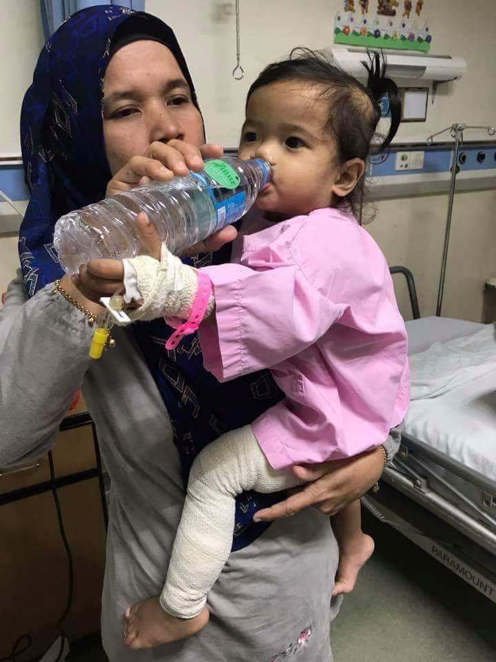 女童奥丽雅遭 野猴咬伤后受到惊 吓，母亲依达也在 医院病房中寸步不 离看护女儿。