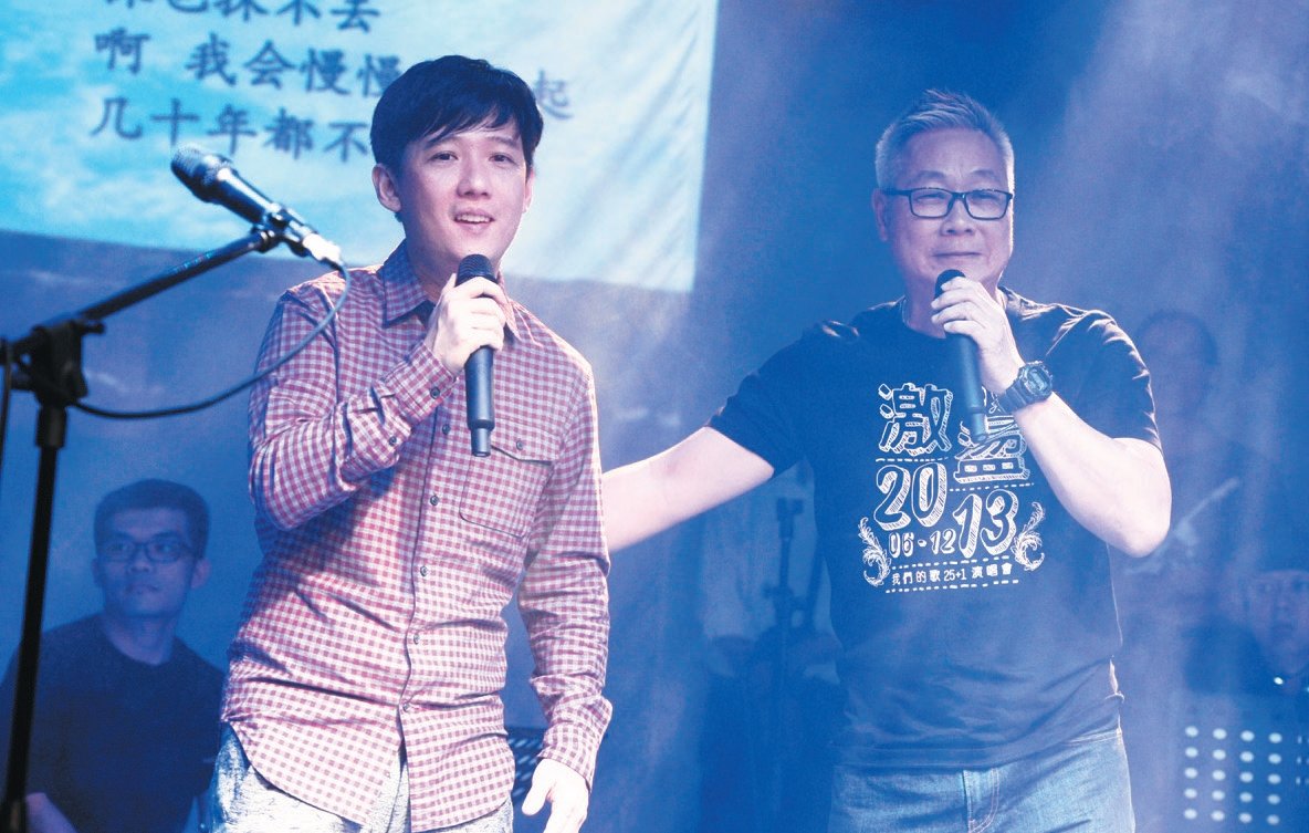 阿牛（左）和吴旺庆合唱《纯文艺的恋爱》，台下歌迷跟著唱