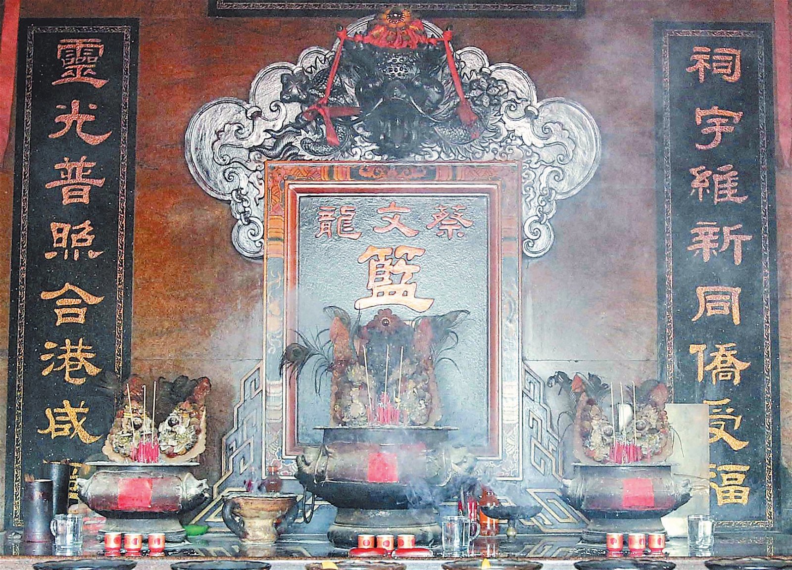 蔡文龙拿督公庙庙内供奉3个香炉，中间为华裔拿督公香炉，左右边分别是马来拿督公和印度拿督公的香炉。
