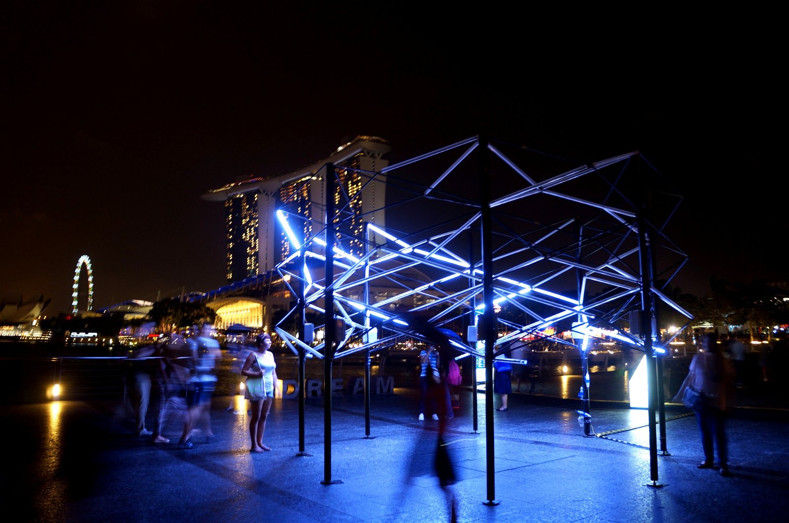 在新加坡灯光节《照亮滨海湾》完成展出的&lt;闪电&gt;，之后被移回了王俊豪位于孟沙A.P.W的工作室楼下的公共空间，成为年轻人晚上的好去处。