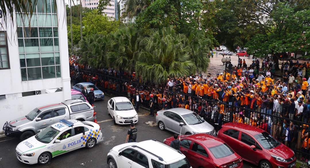大批支持者在法庭外声援沙菲益阿达，并穿上与扣留服相似的橙色衣服。