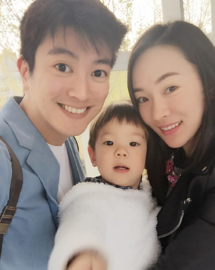 杜江与妻子、儿子嗯哼眼睛都不小。