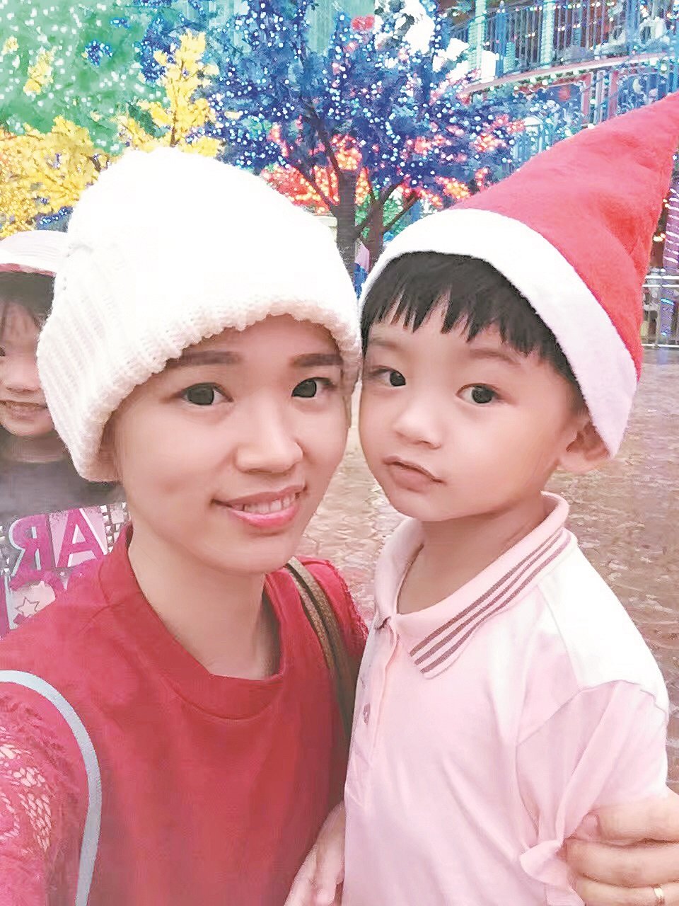 陆庆洁和5岁的儿子在去年圣诞节时合影。