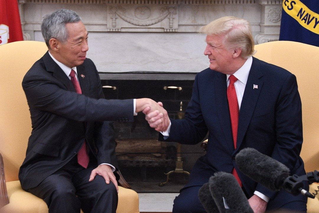 美国总统特朗普在白宫椭圆形办公室会见到访的新加坡总理李显龙，双方再次确认两国将进一步加强长达51年的伙伴关系，继续扩展在经济、安全等领域的合作。