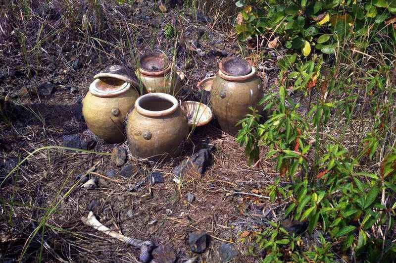 国能技术人员在端洛那拉新村一个山区，发现疑是拾金后被遗弃一旁的瓷瓮和人类颅骨。