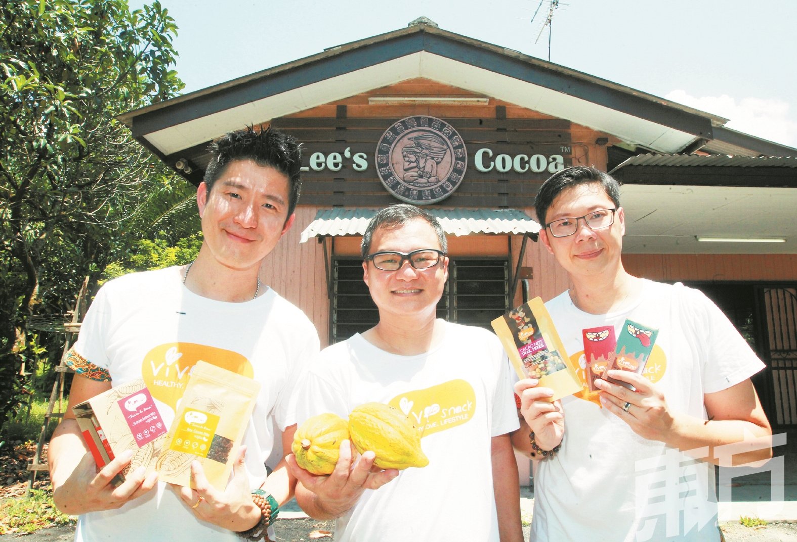 许闻为（左起）、李顺昌及谭金广伟向记者展示由他们出产的Vive Snack可可产品，此产品不仅是纯本地品牌，且不少为大马独创的可可产品。