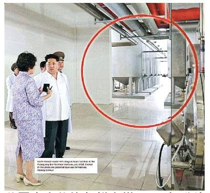 美国专家依据朝鲜官媒2015年发放领袖金正恩视察平壤的生物技术研究院的照片，称该处从事生物农药研究的发酵设备（红圈），同时可以用来大量生产生物武器。