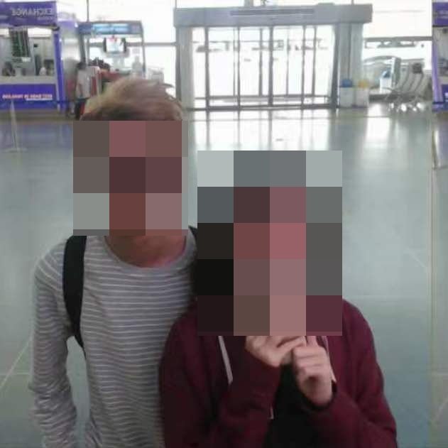 涉嫌通过面子书诈骗的90后青年（左），与女性友人在机场合影准备出游照片。（投诉者提供）