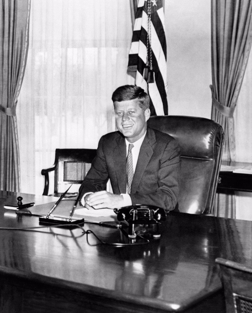美国第35任总统肯尼迪于1963年11月22日，在达拉斯遇刺身亡。这是肯尼迪在1961年1月1日，身处白宫的办公室。