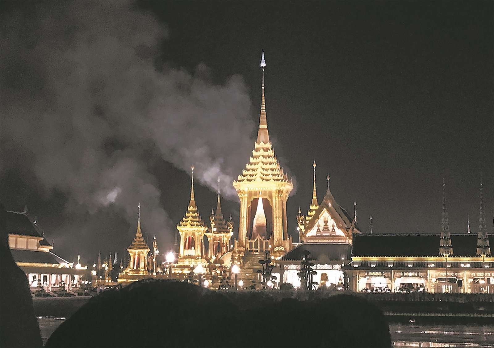 皇家田广场的皇家火葬场，在当地时间晚上11时30分冒出白烟，显示已故泰王普密蓬的遗体已被火化。