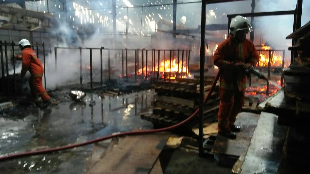 消拯员深入火场进行灌救，所幸火势在短时间内受到控制。